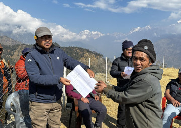 गाेरखाकाे धार्चेमा अव्यवस्थित बसोबासीलाई निस्सा वितरण